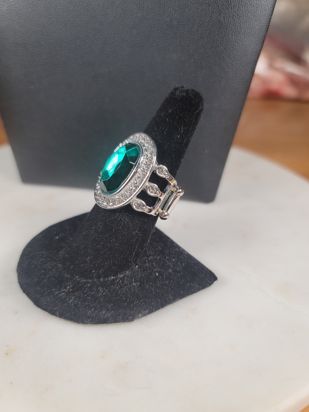 paparazzi Emerald Oval Crystal Ring in Silver Tone - Picture 2 of 2